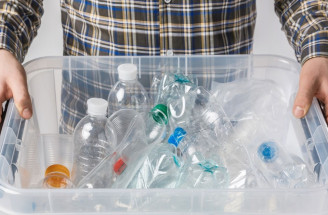 DIY tipy, ako využiť plastové fľaše: Vyrobte si kŕmidlo, organizér či vertikálnu záhradu!
