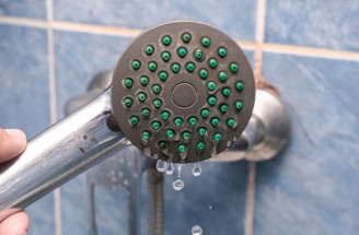 Vodný kameň: Ako ho odstrániť zo sprchy a sprchovacej hlavice?