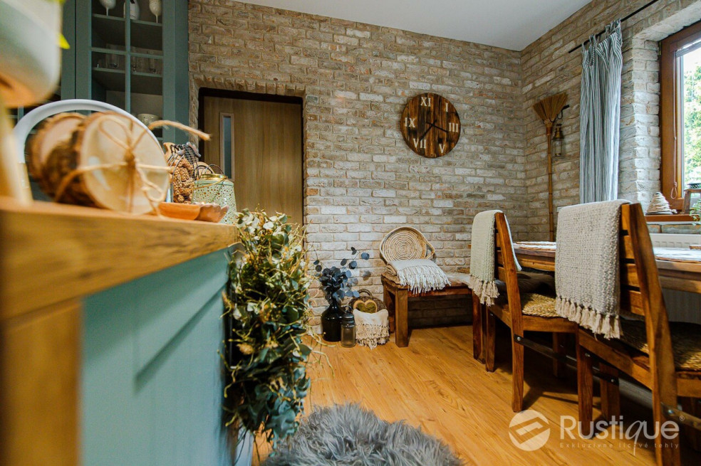 Bezúdržbová tehlová stena dodá obývačke, kuchyni či jedálni výnimočný vzhľad